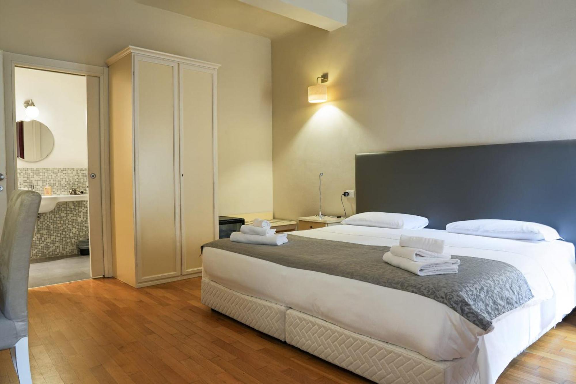 Honey Rooms แฟร์รารา ภายนอก รูปภาพ